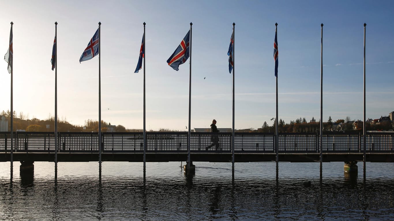 Ein Wähler geht über eine Brücke zur Parlamentswahl im Wahllokal im Rathaus von in Reykjavik. Es ist die zweite Wahl innerhalb von zwölf Monaten.