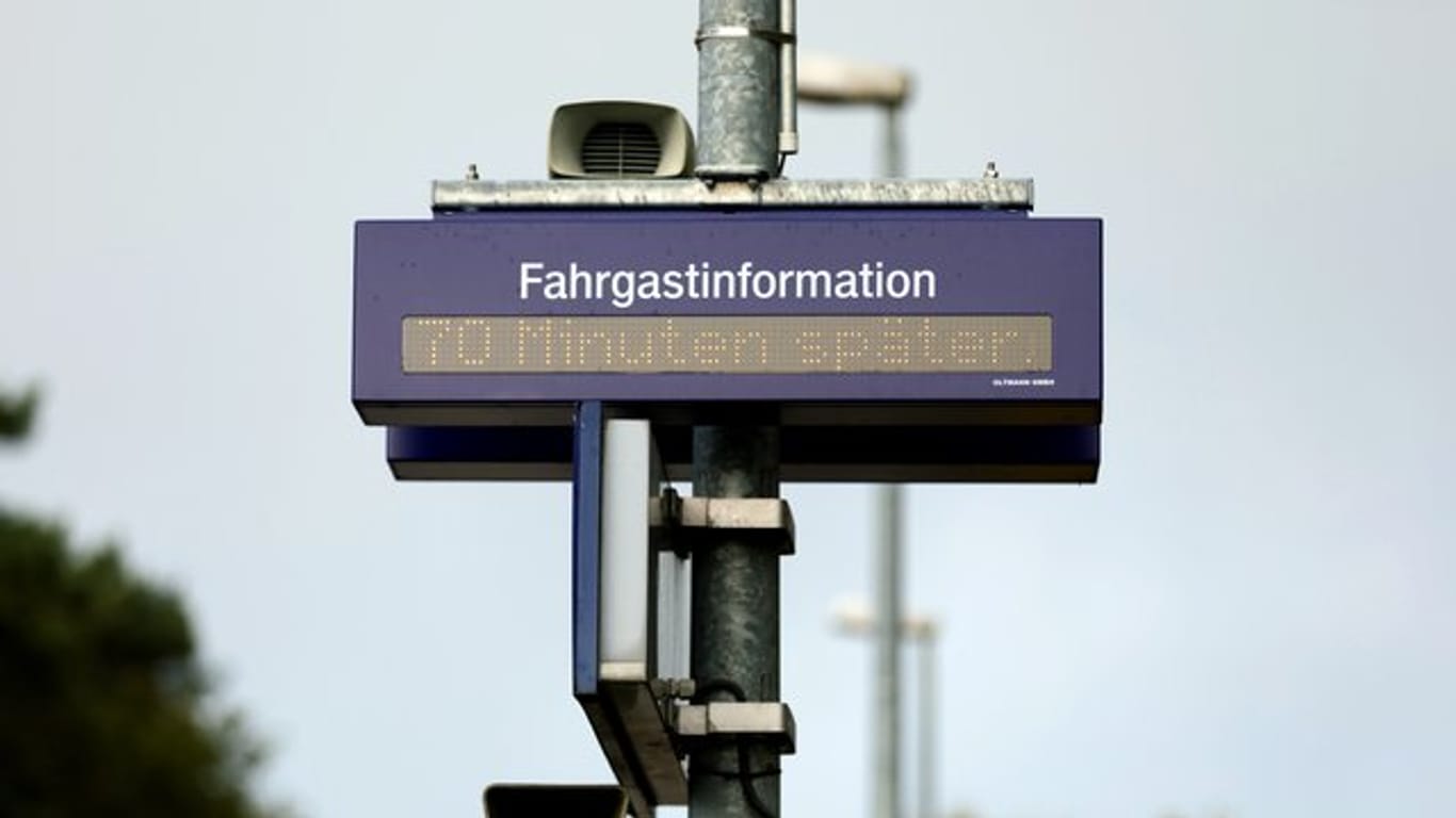 Der Schriftzug "70 Minuten später" auf einem Zugzielanzeiger in Niedersachsen.