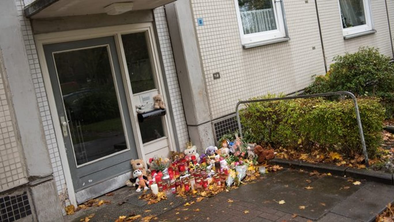 Nachdem ein zweijähriges Mädchen in Hamburg vermutlich von ihrem Vater getötet worden ist, haben Nachbarn in Gedenken an das Kind, Kerzen, Blumen und Teddybären vor das Haus gelegt.