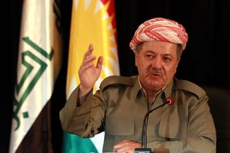 Der Präsident der kurdischen Minderheit im Irak, Massud Barsani, spricht zu Journalisten. Er ließ am Sonntag per Brief seinen Rücktritt verlauten.
