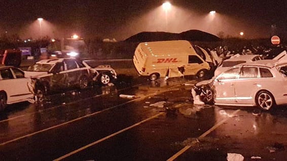 Rund 40 Autos hat der betrunkene Mann auf dem Skandinavienkai zerstört.