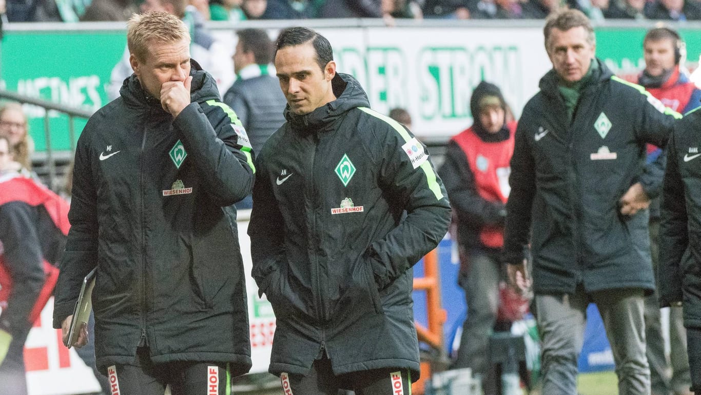 Ratlos: Werder-Trainer Alexander Nouri diskutiert in der Halbzeit mit Co-Trainer Markus Feldhoff (l.).