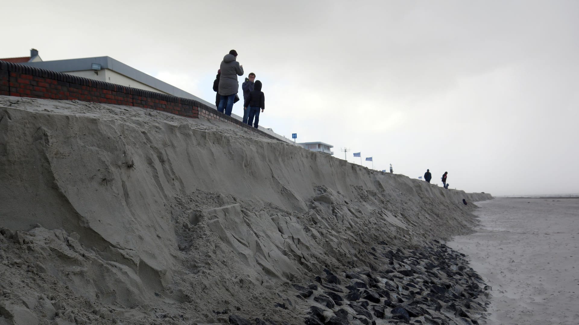 Das Sturmtief hat einen großen Teil der unteren Strandpromenade ins Meer gespült.