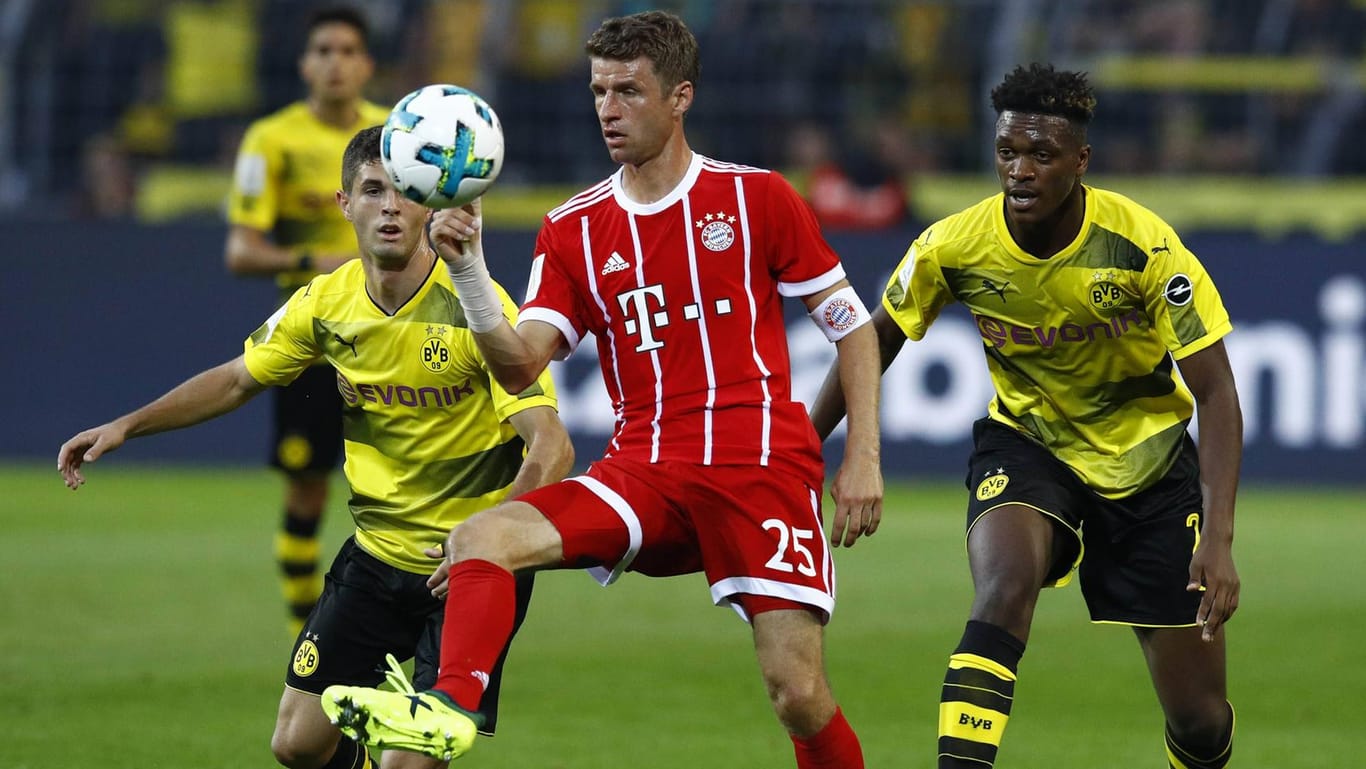 Bayerns Thomas Müller (M.) trifft mit seinem Klub im Achtelfinale wieder auf Borussia Dortmund.