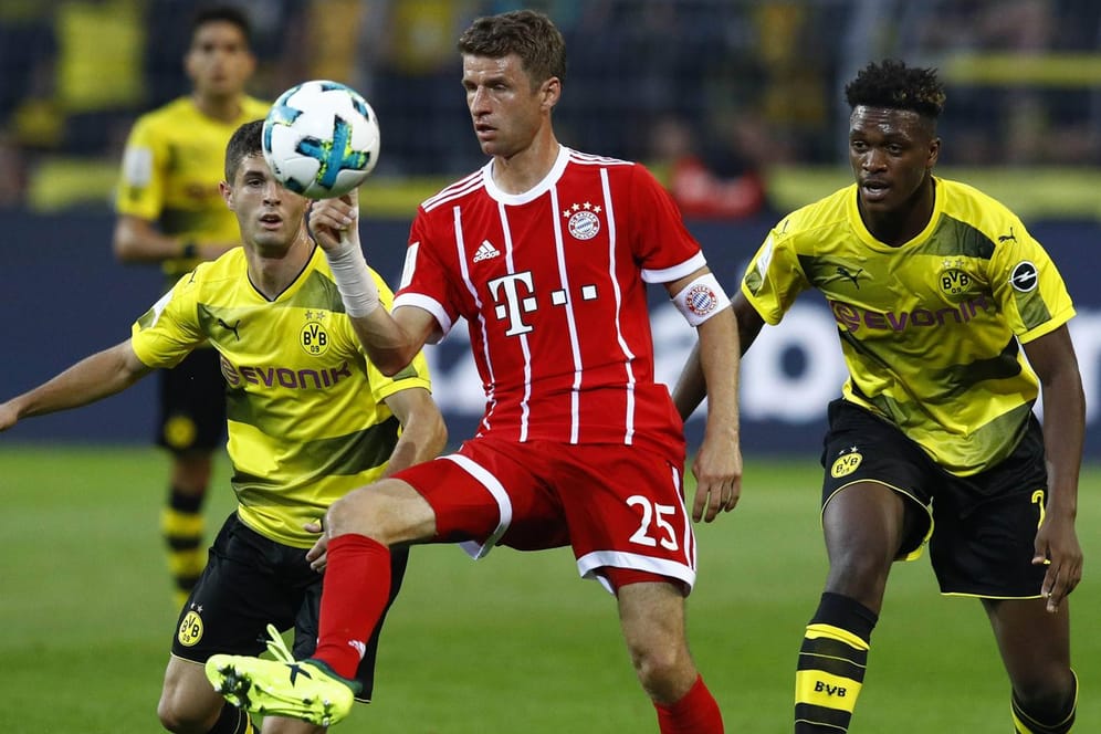 Bayerns Thomas Müller (M.) trifft mit seinem Klub im Achtelfinale wieder auf Borussia Dortmund.