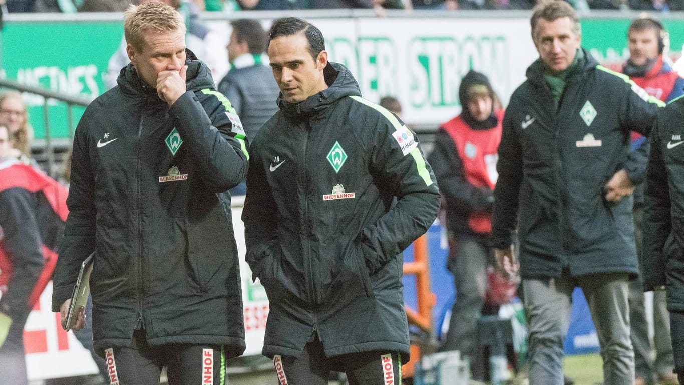 Werder-Geschäftsführer Frank Baumann (r.) stellt Trainer Alexander Nouri (M.) keine Jobgarantie aus.
