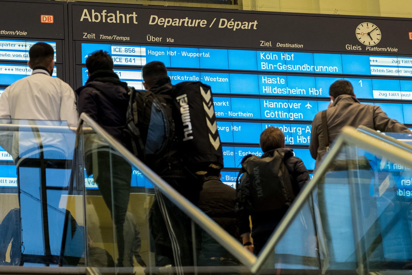 Zugreisende stehen warten in Hannover auf eine Verbindung.