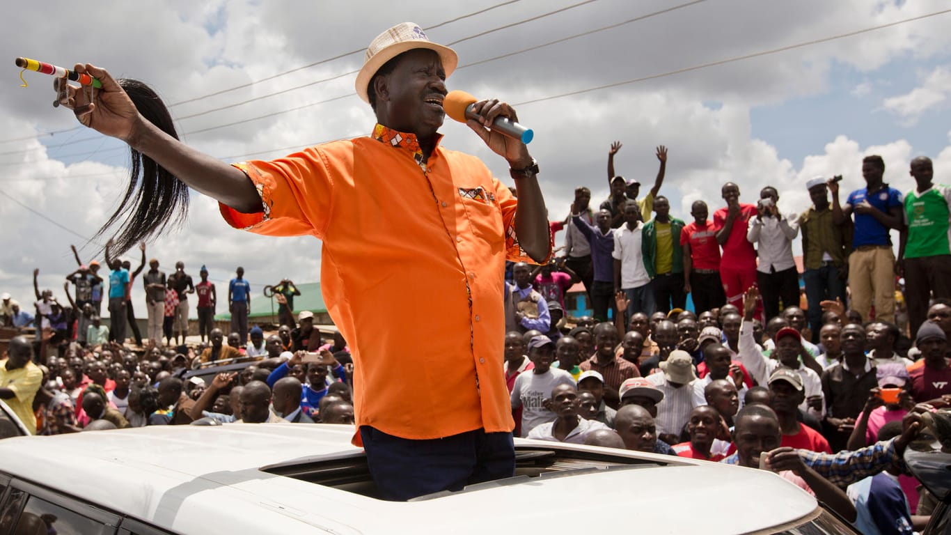 Der Oppositionsführer Raila Odinga grüßt in Nairobi nach einem Gottesdienst seine Unterstützer.
