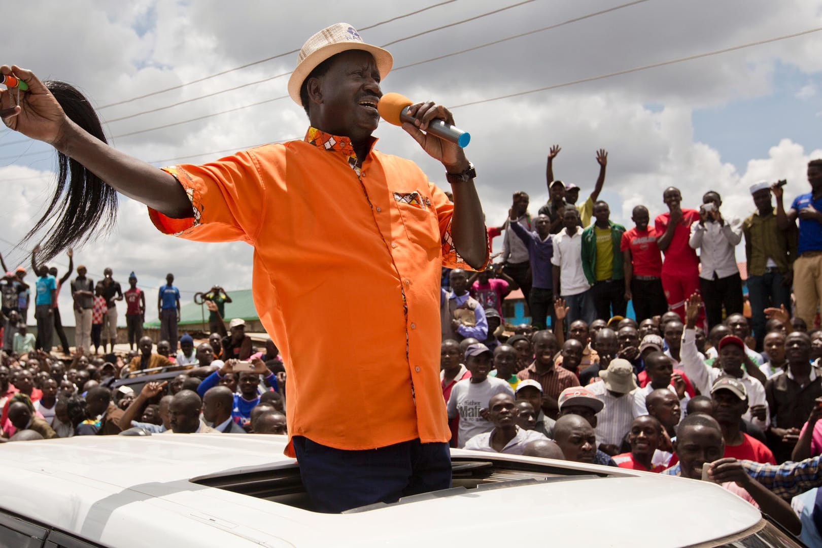 Der Oppositionsführer Raila Odinga grüßt in Nairobi nach einem Gottesdienst seine Unterstützer.