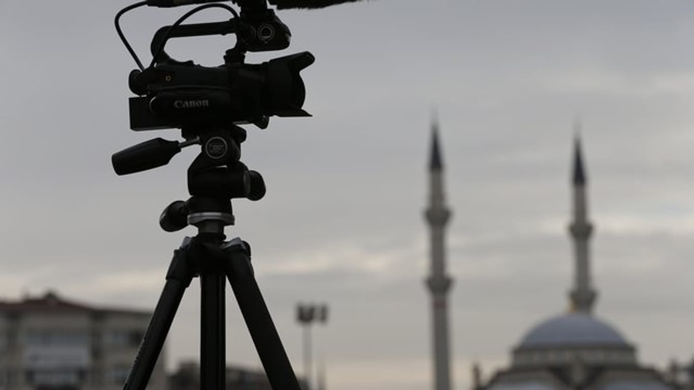Eine TV-Kamera steht vor einem Gericht in Istanbul.