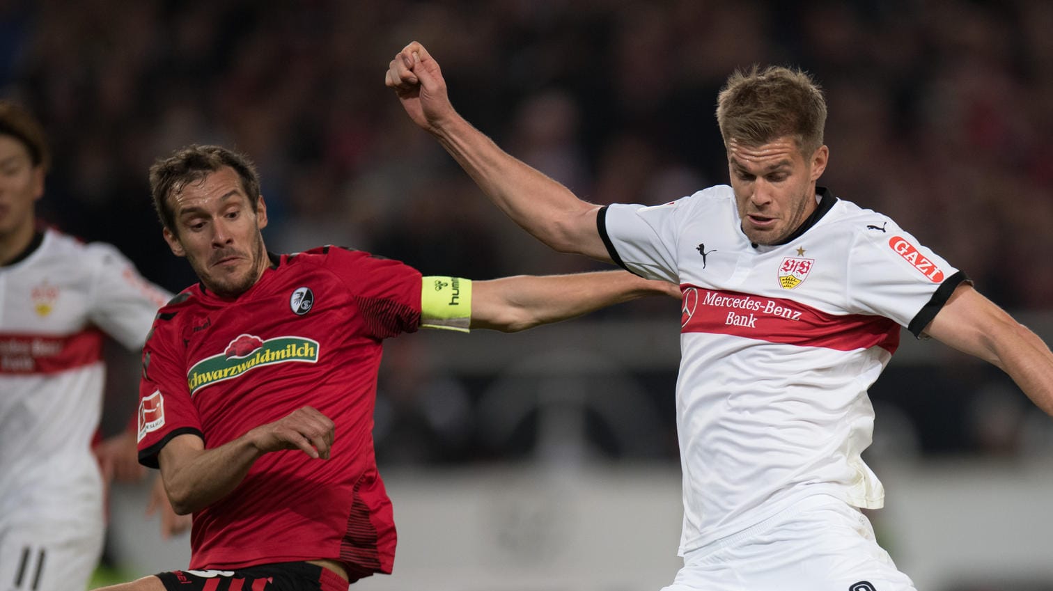 Stuttgarts Simon Terodde (r.) erzielte gegen Freiburg das Tor zum 3:0-Endstand. Stuttgarts Simon Terodde (r.) erzielte gegen Freiburg das Tor zum 3:0-Endstand.