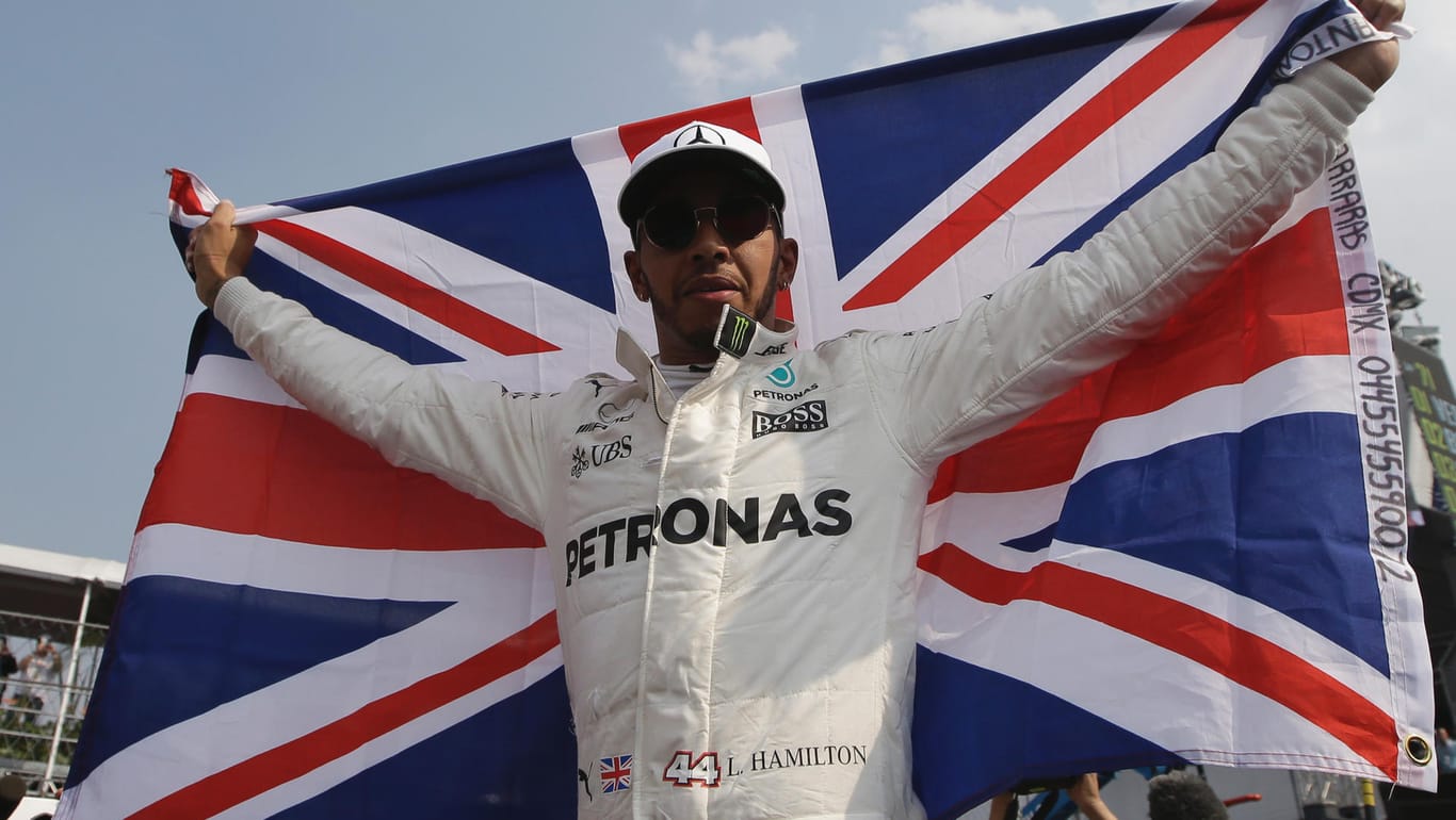 Lewis Hamilton feierte seinen WM-Triumph nach dem Rennen mit Union Jack.