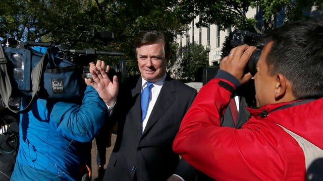 Paul Manafort, der frühere Wahlkampfmanager von US-Präsident Donald Trump, verlässt das Bundesgericht ("Federal District Court") in Washington. Paul Manafort, der frühere Wahlkampfmanager von US-Präsident Donald Trump, verlässt das Bundesgericht ("Federal District Court") in Washington.