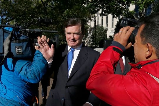 Paul Manafort, der frühere Wahlkampfmanager von US-Präsident Donald Trump, verlässt das Bundesgericht ("Federal District Court") in Washington.