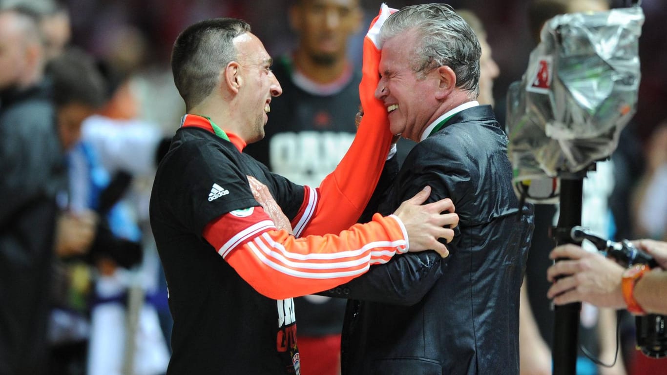 Franck Ribéry wischt Trainer Jupp Heynckes 2013 nach dem Sieg im DFB-Pokal das Gesicht ab.