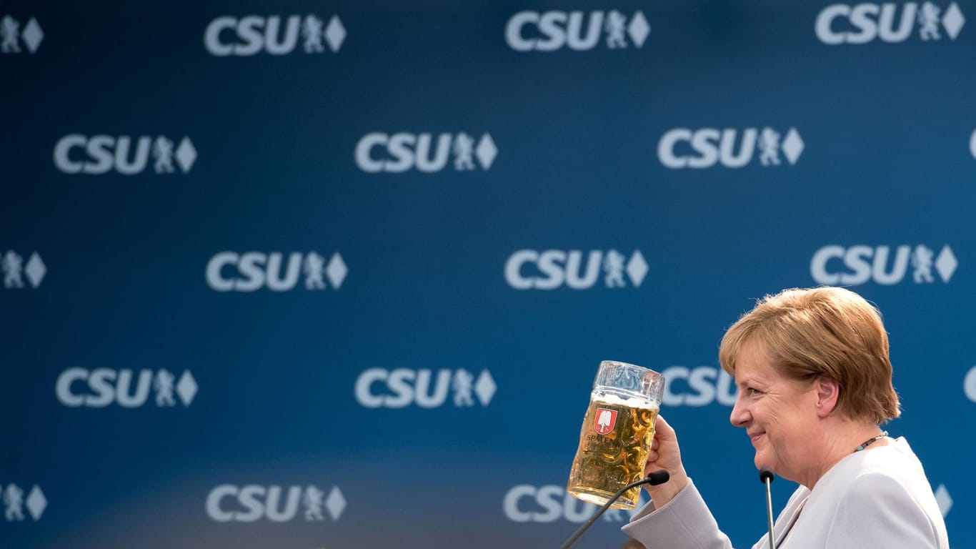 Kulturelle Verwerfungslinien: Die Pastorentochter Angela Merkel fremdelt - nicht allein mit der in Bayern üblichen Biereinheit Mass.