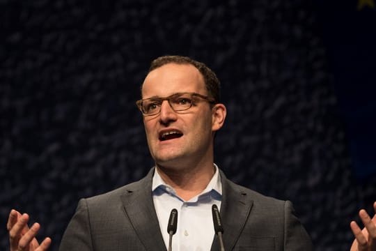 "Die Rente mit 63 für langjährig Versicherte wird vor allem von männlichen Facharbeitern genutzt, die wir eigentlich noch brauchen", sagt Spahn.