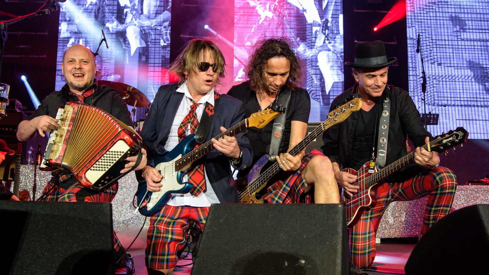 Kai Engel (l-r), Harry Alfter, Stephan Brings und Peter Brings von der Kölner Band "Brings" treten im Rahmen des Jubiläumskonzerts der Spider Murphy Gang in der Olympiahalle in München auf.