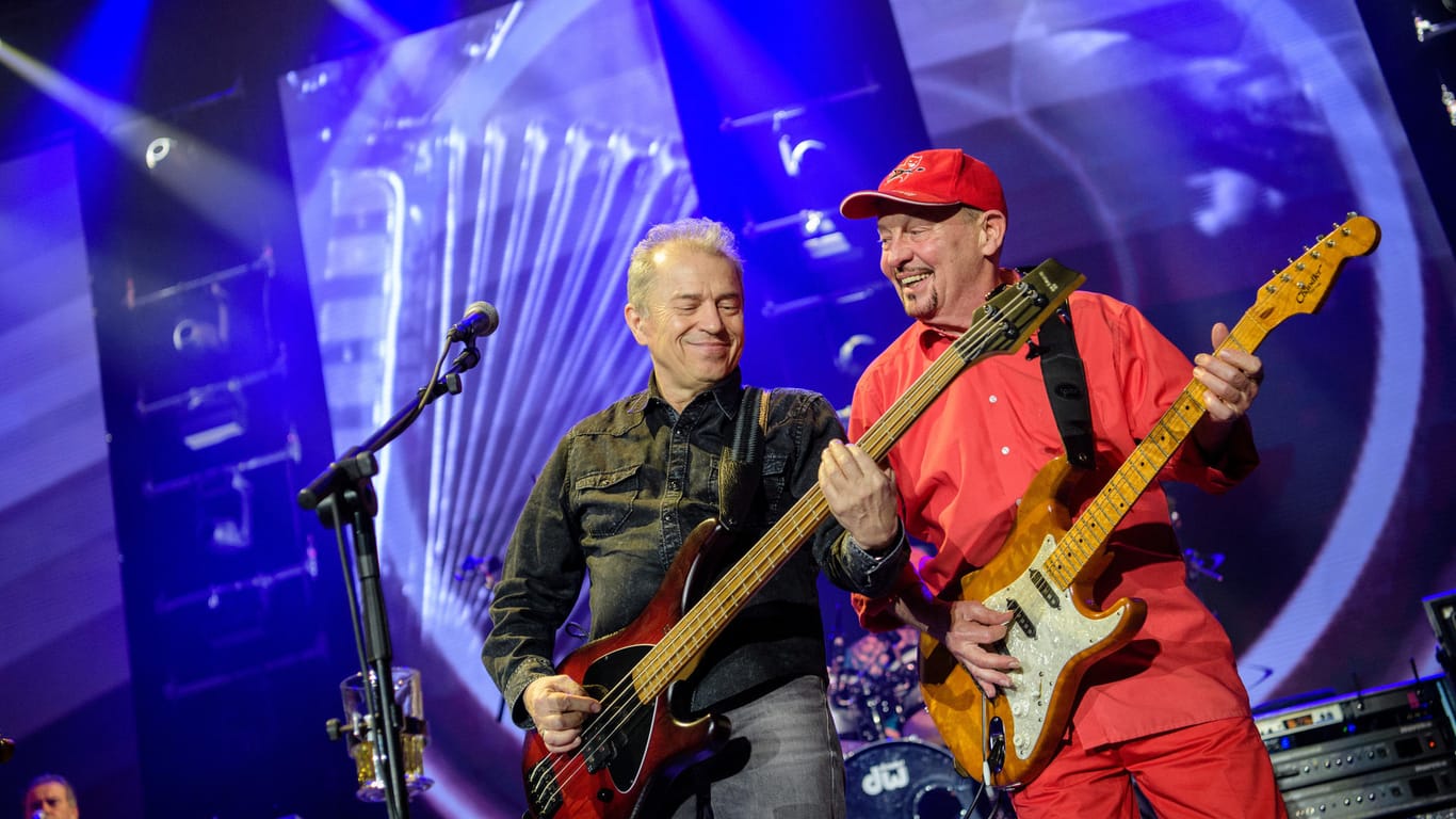 Sänger und Bassist Günther Sigl (l) und Gitarrist Barny Murphy rocken auf dem Jubiläumskonzert in der Münchener Olympiahalle.