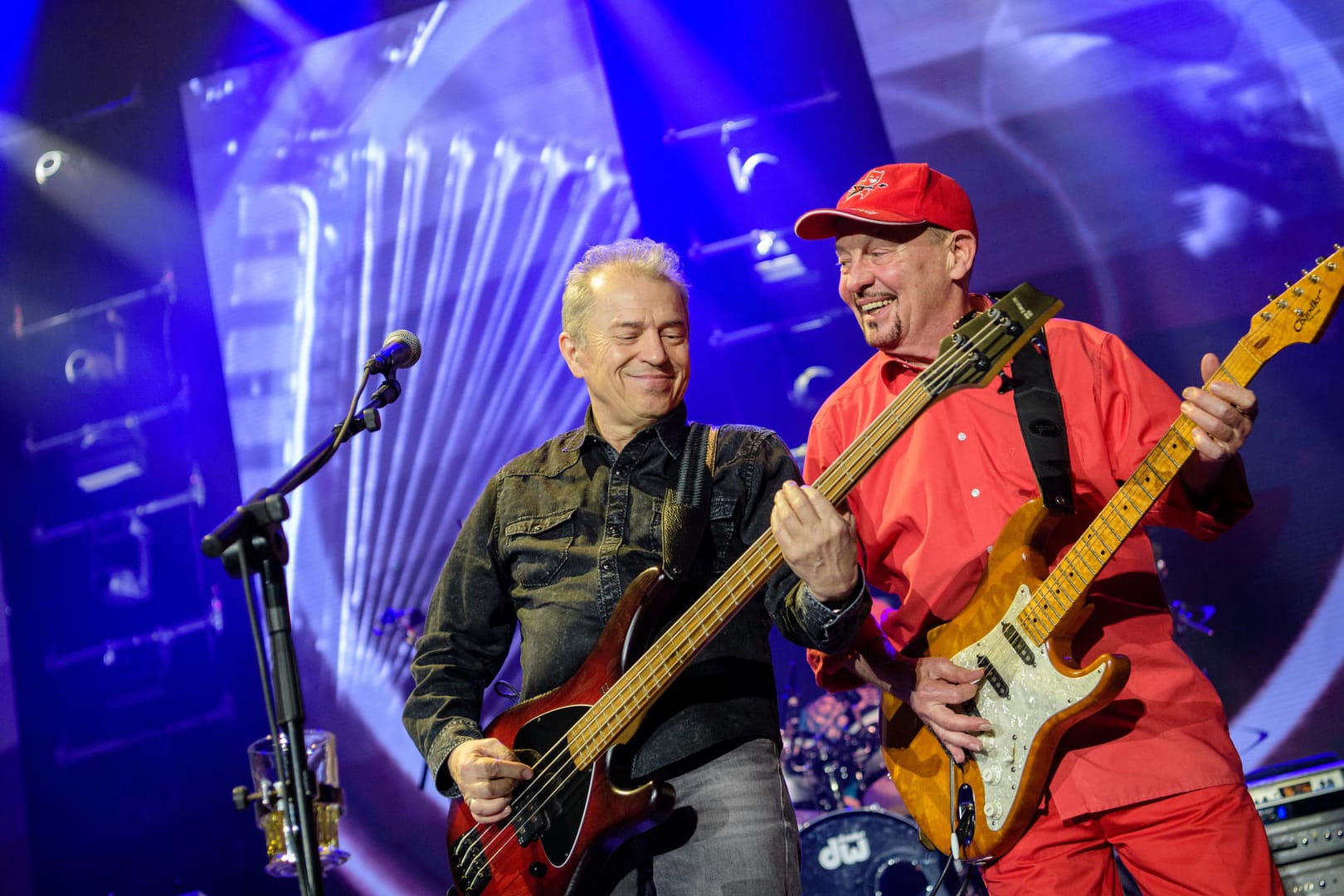 Sänger und Bassist Günther Sigl (l) und Gitarrist Barny Murphy rocken auf dem Jubiläumskonzert in der Münchener Olympiahalle.