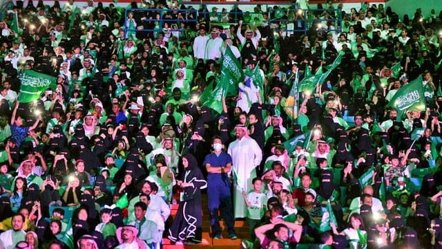 Männer und Frauen bei Feierlichkeiten zum Nationalfeiertag im King-Fahd-Stadion in Riad: Zum ersten Mal in der Geschichte durften auch Frauen die Feier im Stadion besuchen. Männer und Frauen bei Feierlichkeiten zum Nationalfeiertag im King-Fahd-Stadion in Riad: Zum ersten Mal in der Geschichte durften auch Frauen die Feier im Stadion besuchen.