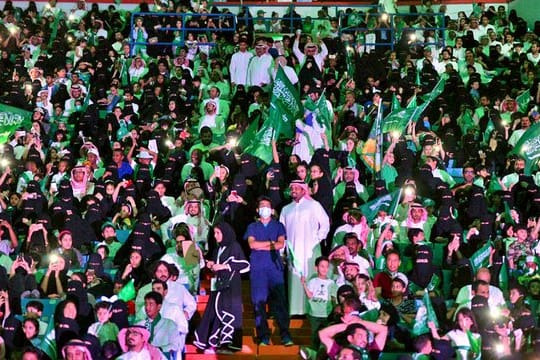 Männer und Frauen bei Feierlichkeiten zum Nationalfeiertag im King-Fahd-Stadion in Riad: Zum ersten Mal in der Geschichte durften auch Frauen die Feier im Stadion besuchen.