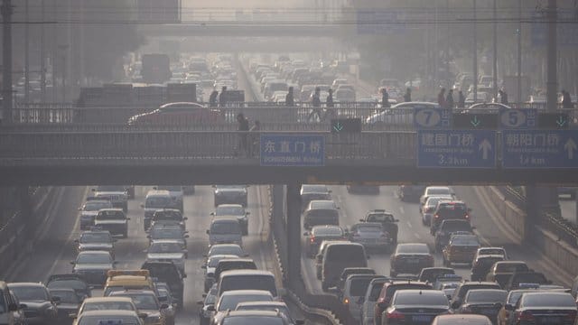 Morgendlicher Berufsverkehr: Immer wieder ist Peking von Smog betroffen. Morgendlicher Berufsverkehr: Immer wieder ist Peking von Smog betroffen.