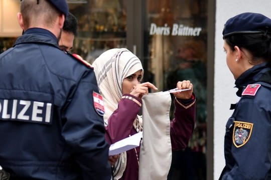 Sie müssen es durchsetzen: Eine Polizeistreife spricht in Zell am See mit einer Muslimin.