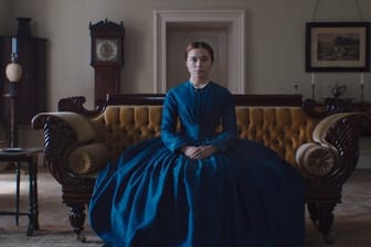 Katherine (Florence Pugh) wandlet sich von einer verschreckten Frau zu einer Rächerin.