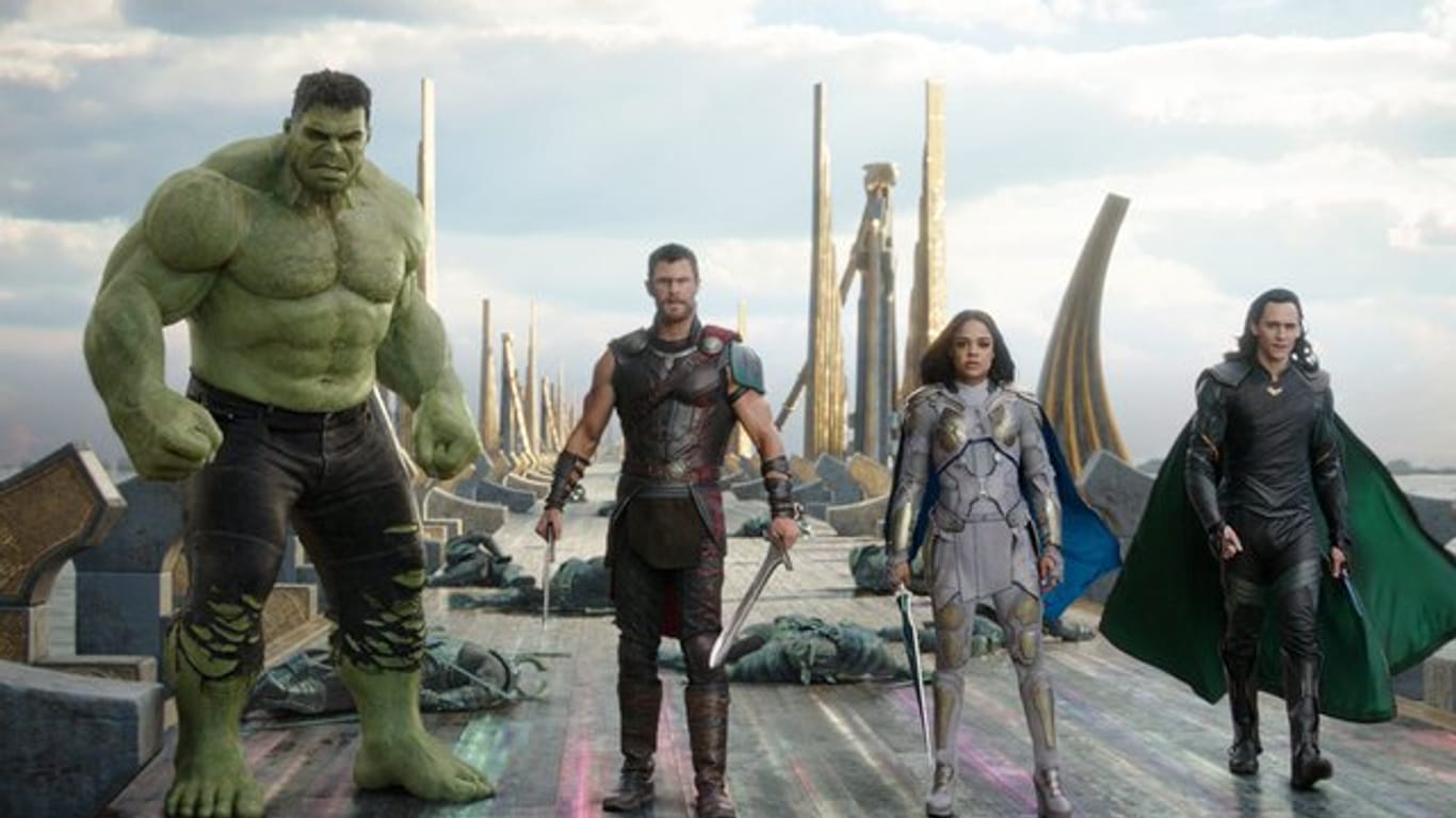 Hulk (l-r) Chris Hemsworth als Thor, Tessa Thompson als Valkyrie und Tom Hiddleston als Loki.
