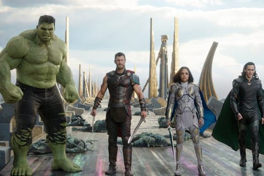 Hulk (l-r) Chris Hemsworth als Thor, Tessa Thompson als Valkyrie und Tom Hiddleston als Loki.