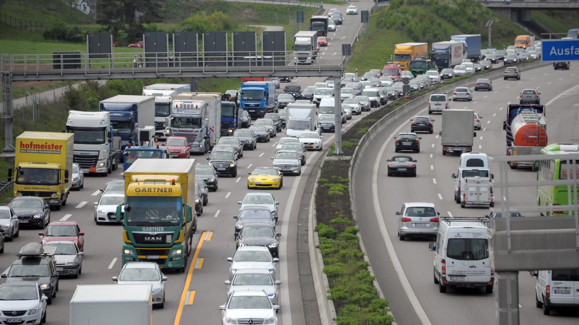 Stau auf der A8 bei Leonberg (Baden-Württemberg) an einer Baustelle