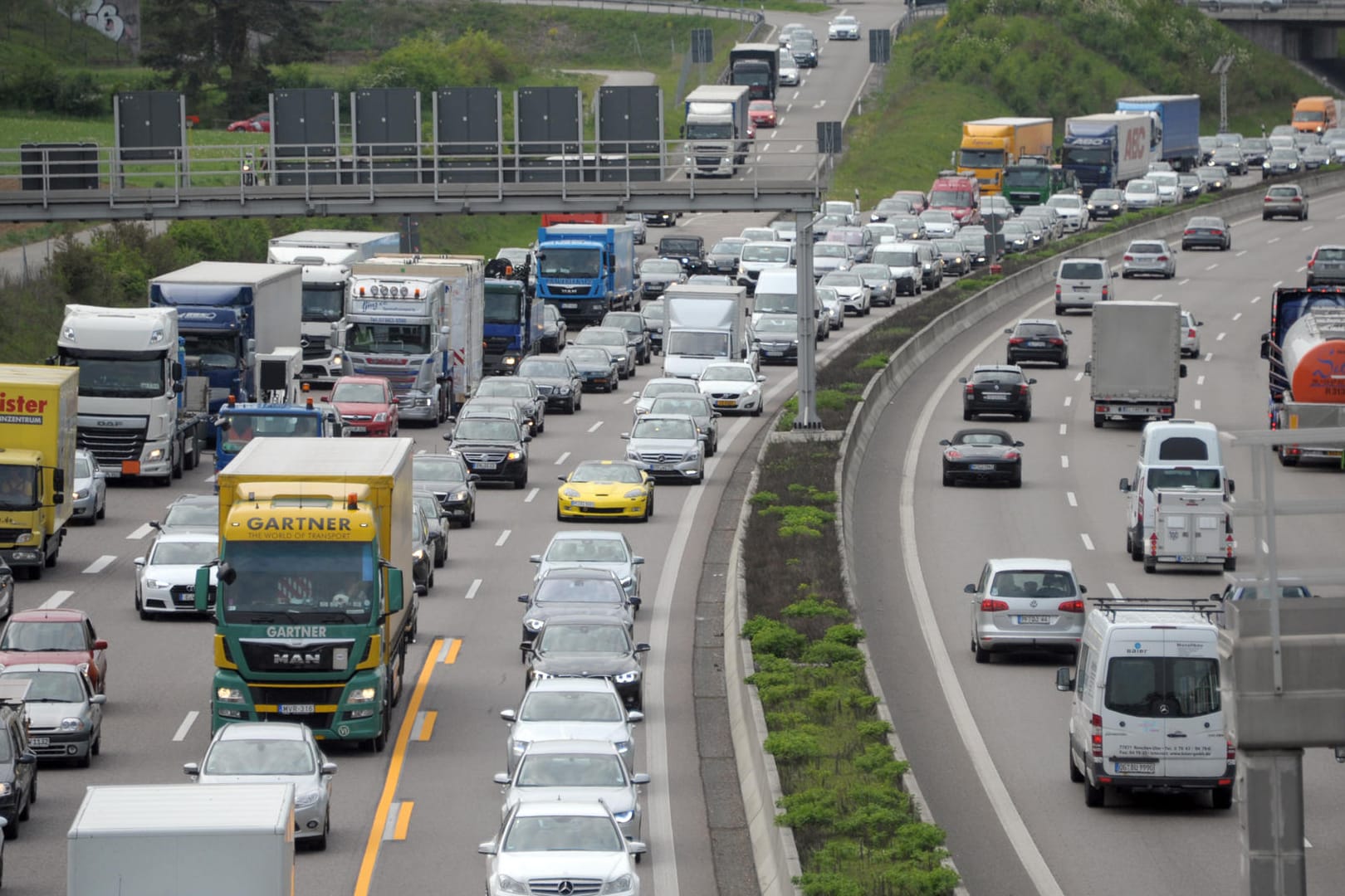 Stau auf der A8 bei Leonberg (Baden-Württemberg) an einer Baustelle