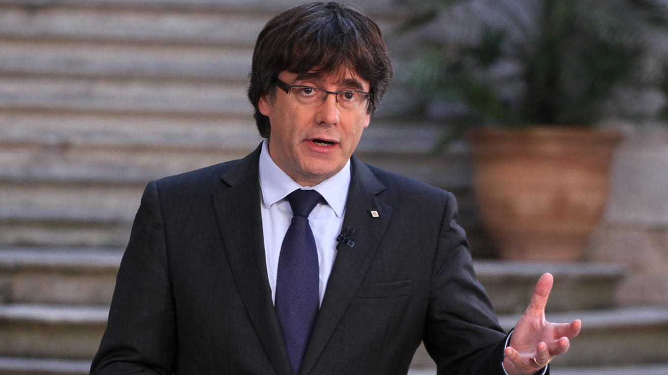 Carles Puigdemont wird Rebellion, Auflehnung gegen die Staatsgewalt und Unterschlagung öffentlicher Gelder vorgeworfen. Carles Puigdemont wird Rebellion, Auflehnung gegen die Staatsgewalt und Unterschlagung öffentlicher Gelder vorgeworfen.
