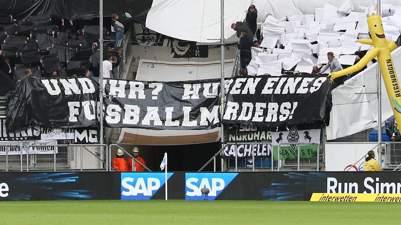 Das widerliche Banner der Gladbacher: "Und Ihr? H**** eines Fußballmörders."