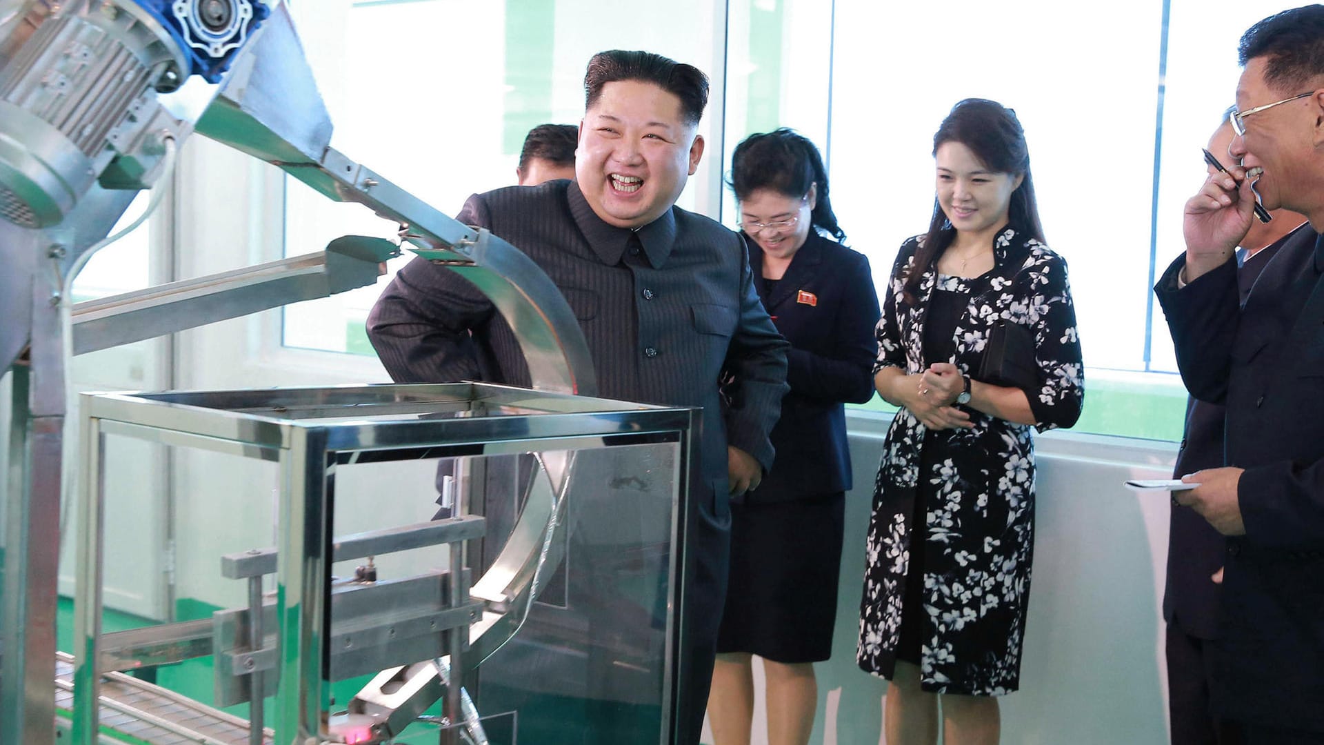 Kim Jong Un und seine Frau Ri Sol Ju betrachten die Herstellung der Produkte. Kim Jong Un und seine Frau Ri Sol Ju betrachten die Herstellung der Produkte.