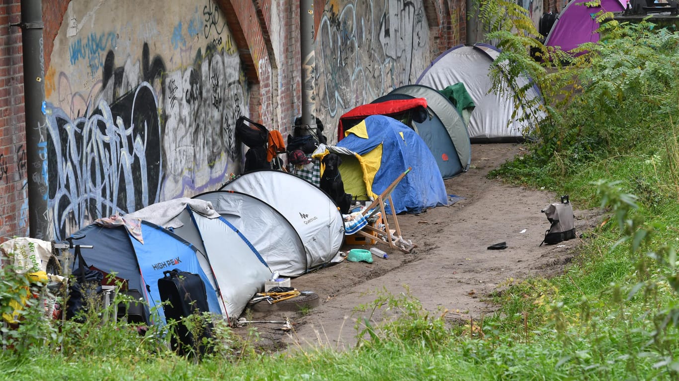 Obdachlose campierten seit Wochen an der S-Bahntrasse zwischen den Bahnhöfen Zoologischer Garten und Tiergarten in Berlin.