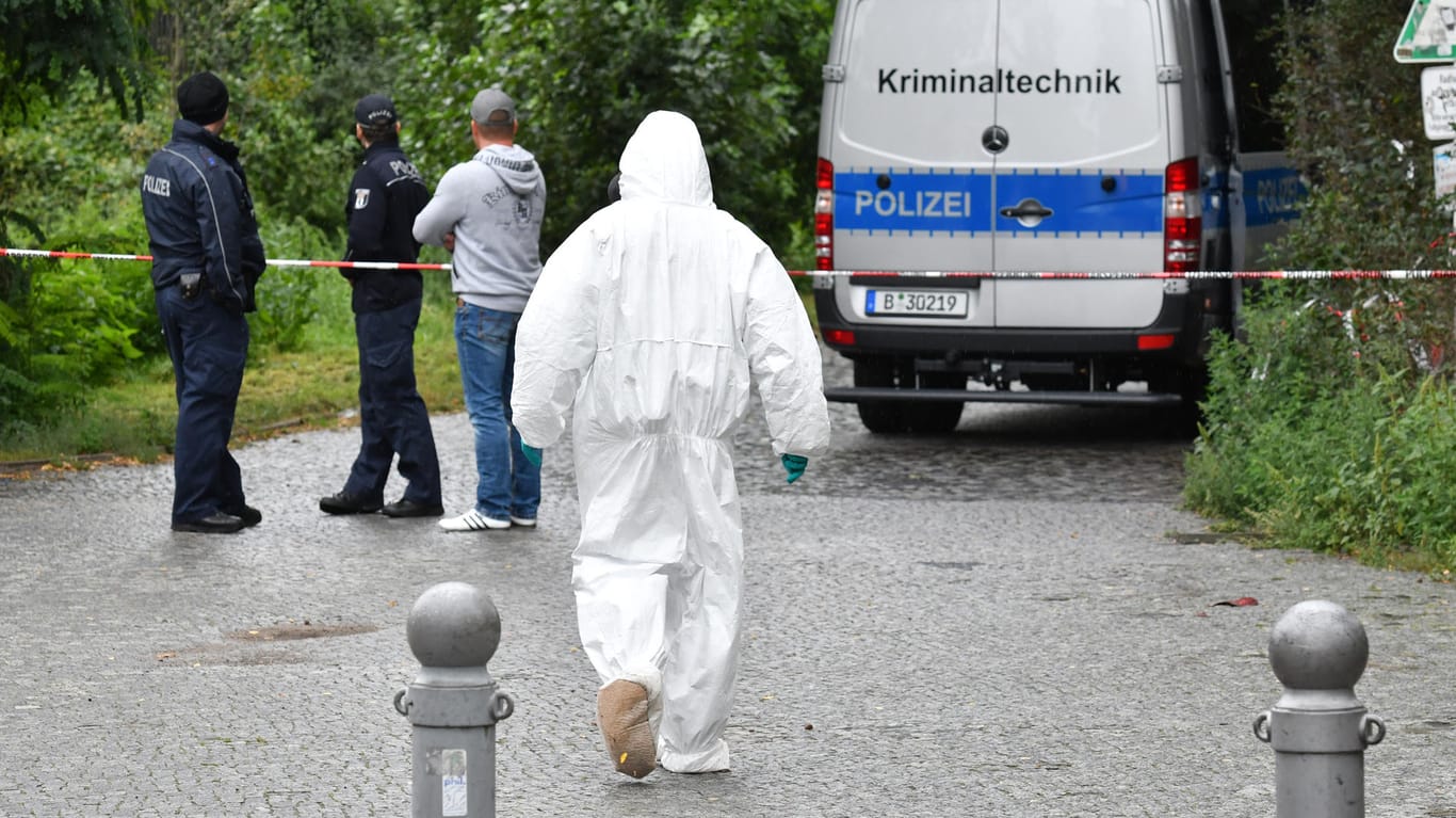 Polizisten suchen nach dem Raubmord an einer 60-Jährigen Anfang September im Tiergarten nach Spuren.