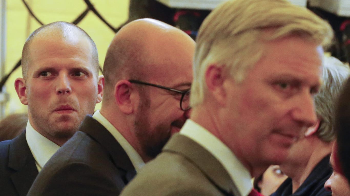 Augen, gerade aus: Der flämische Abweichler Theo Francken (l.), Belgiens Regierungschef Charles Michel und König Philippe.