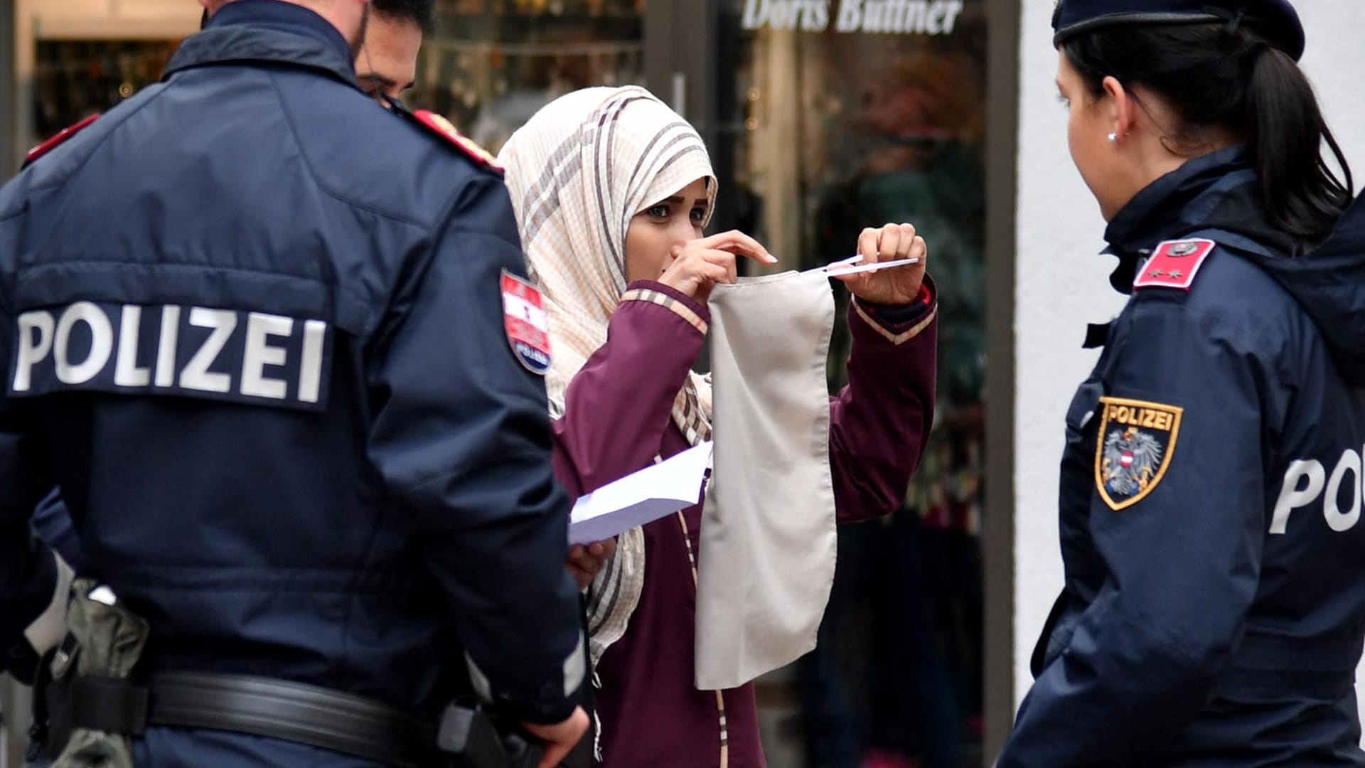 Ein Monat nach Einführung des Gesichtsverhüllungsverbots in Österreich ist die Zahl der Einsätze überschaubar. Ein Monat nach Einführung des Gesichtsverhüllungsverbots in Österreich ist die Zahl der Einsätze überschaubar.