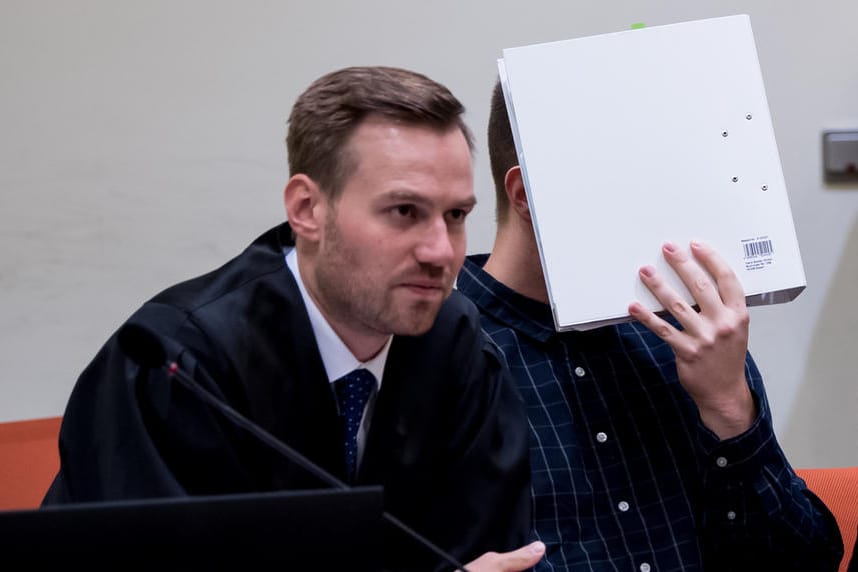 Nach dem Amoklauf in München mit neun Todesopfern muss sich der mutmaßliche Verkäufer der Tatwaffe vor Gericht verantworten.