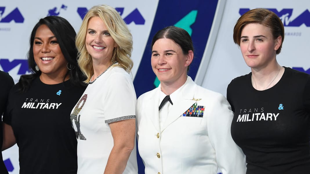 Homosexuelle und transsexuelle Angehörige des US-Militärs protestieren bei der Verleihung der MTV-Awards gegen Trumps Bann. Homosexuelle und transsexuelle Angehörige des US-Militärs protestieren bei der Verleihung der MTV-Awards gegen Trumps Bann.