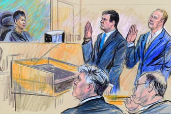 Der Sketch eines Gerichtszeichners zeigt Paul Manafort und seinen Geschäftspartner Richard Gates bei ihrer Anhörung vor dem Bundesgericht in Washington.