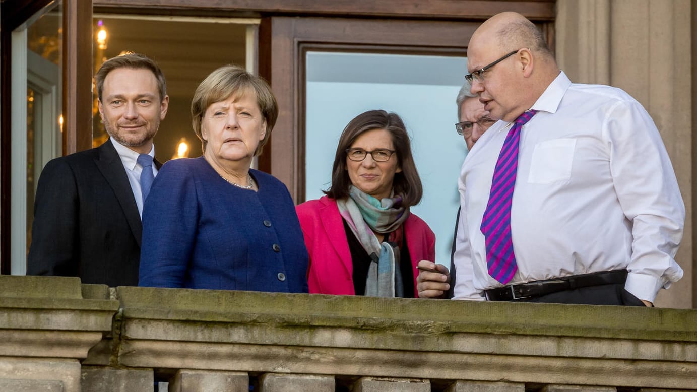 Verhandlungspause auf dem Balkon: FDP-Chef Christian Lindner, Kanzlerin Angela Merkel, Grünen-Fraktionchefin Katrin Göring-Eckhardt und Kanzleramtsminister Peter Altmaier zeigen sich den Pressefotografen.