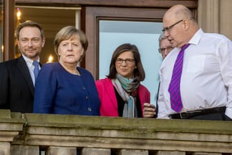 Verhandlungspause auf dem Balkon: FDP-Chef Christian Lindner, Kanzlerin Angela Merkel, Grünen-Fraktionchefin Katrin Göring-Eckhardt und Kanzleramtsminister Peter Altmaier zeigen sich den Pressefotografen.