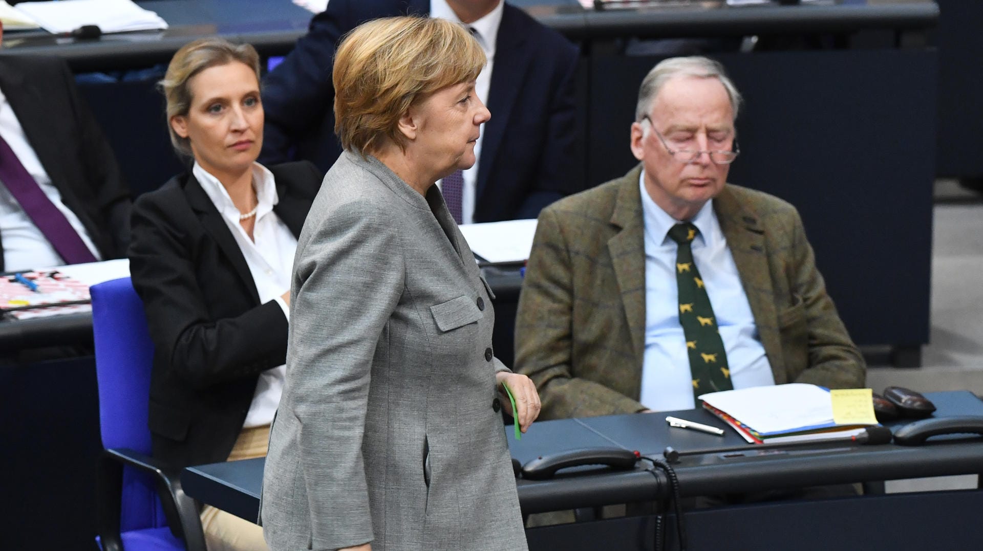 Angela Merkel läuft bei der ersten Sitzung des Bundestages nach der Wahl an der AfD-Fraktion vorbei.