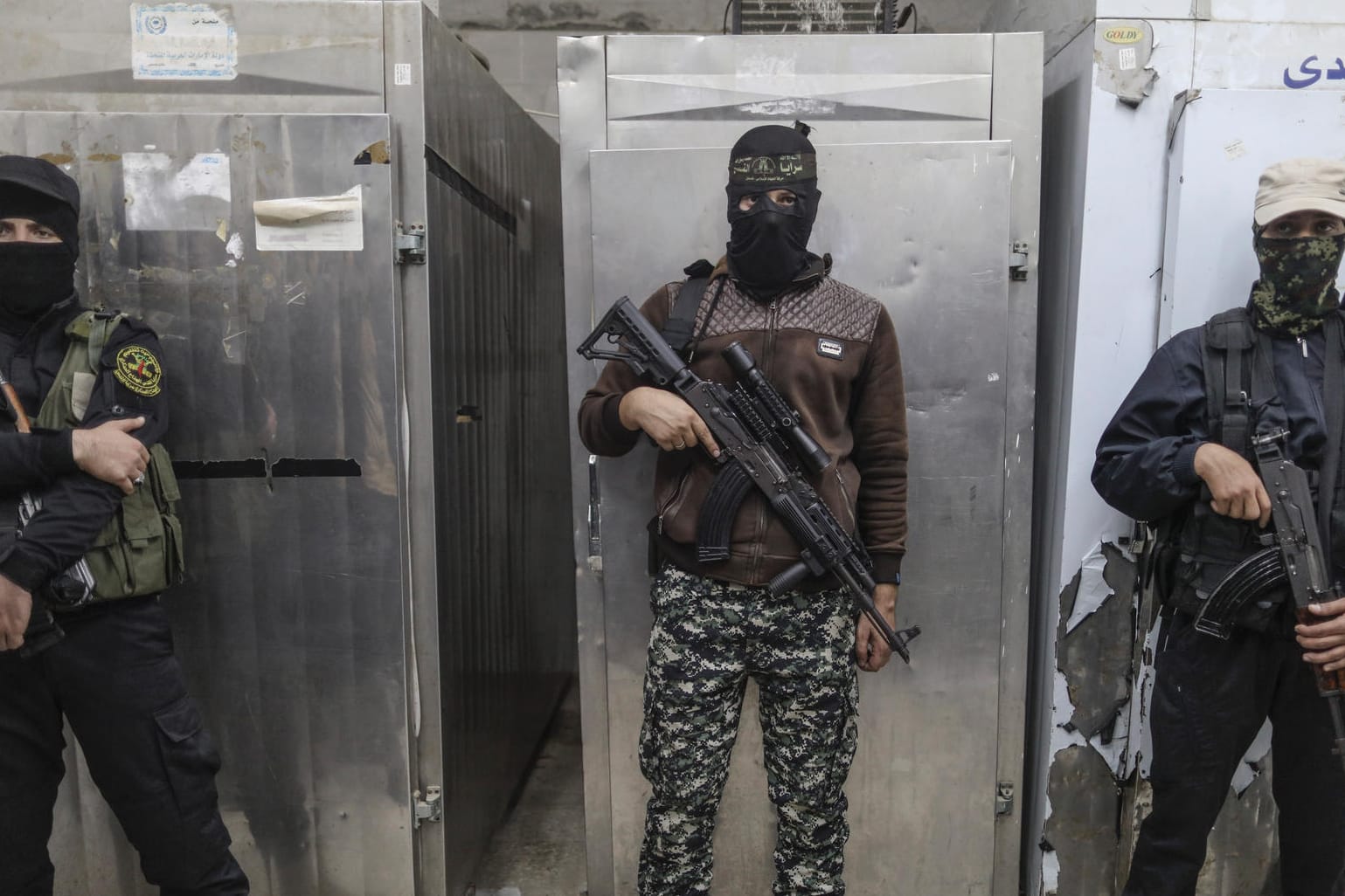 Kämpfer der militanten Organisation Islamischer Dschihad bewachen in Deir al-Balah die Leichen getöteter Kameraden