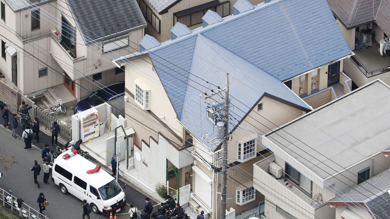 Luftaufnahme von dem Wohnhaus in Zama (Japan), in dem Leichen von neun Menschen gefunden worden