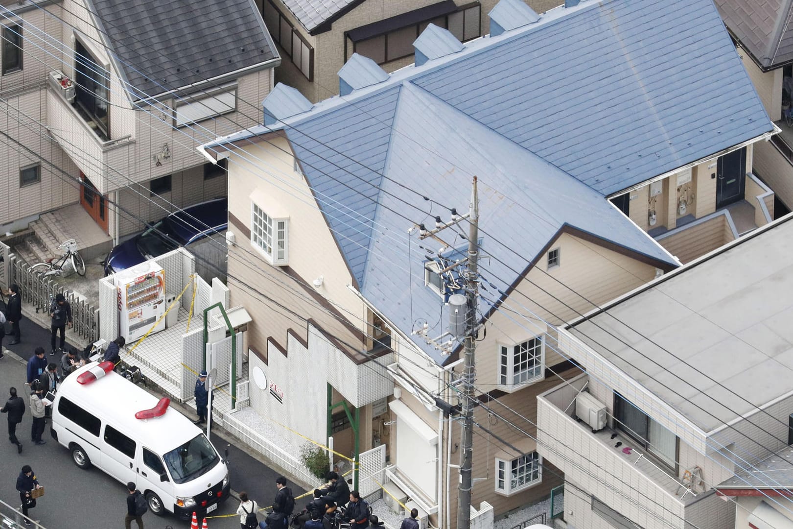 Luftaufnahme von dem Wohnhaus in Zama (Japan), in dem Leichen von neun Menschen gefunden worden