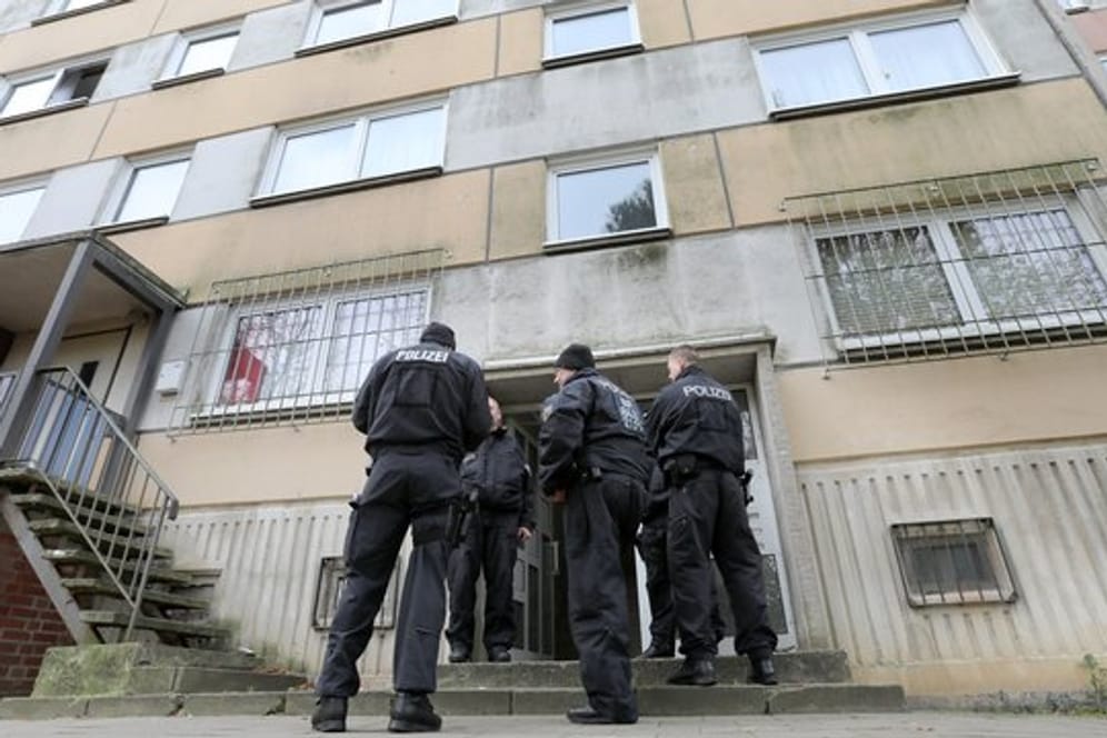 Polizisten im Plattenbauviertel Neu Zippendorf in Schwerin im Einsatz.